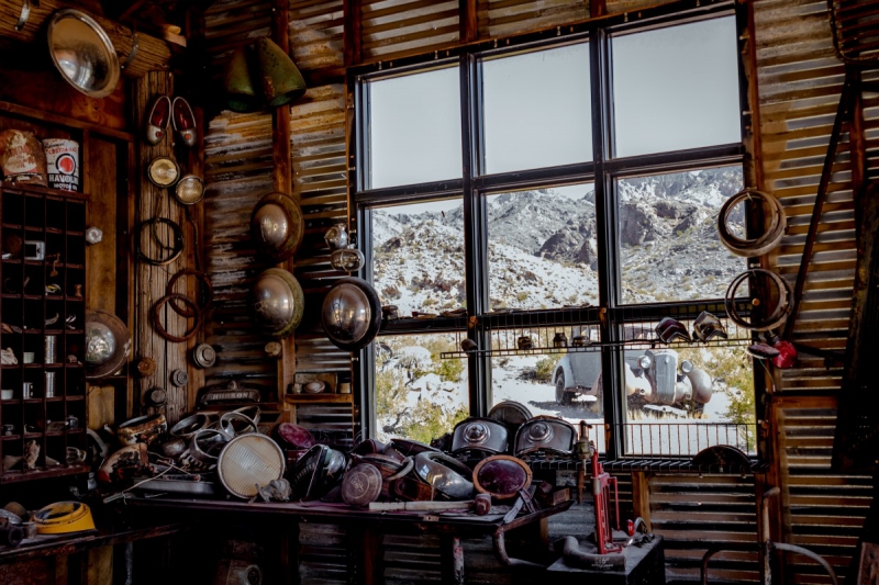 vitrine-CHATEAUVIEUX-min_shop_window_part_junk_abandoned-138873